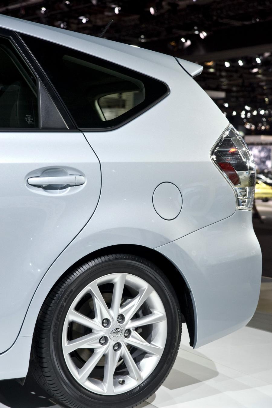  Toyota Prius V 2011 года  (фото 85 из 208)